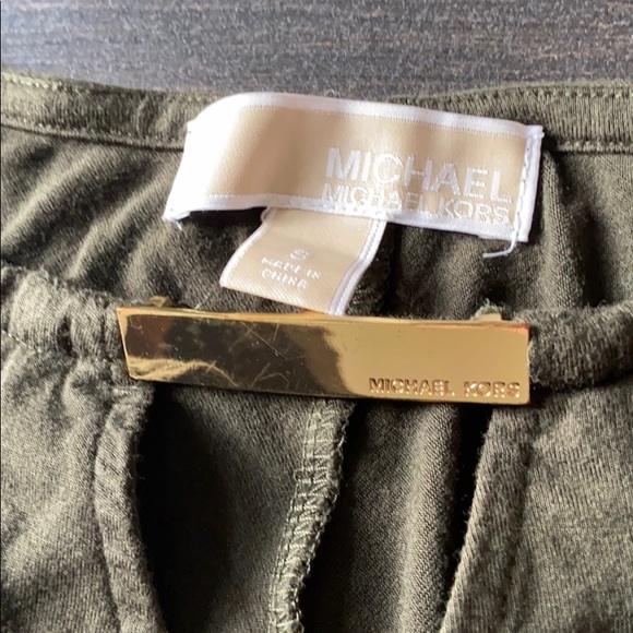 Sleeveless olive green top - Picture 2 of 2